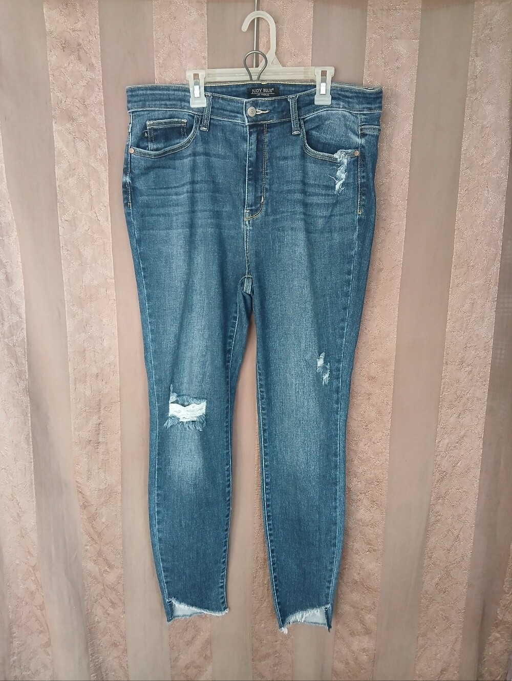 🏷️ Judy Blue Women's Jeans Distressed Hem Skinny Jeans